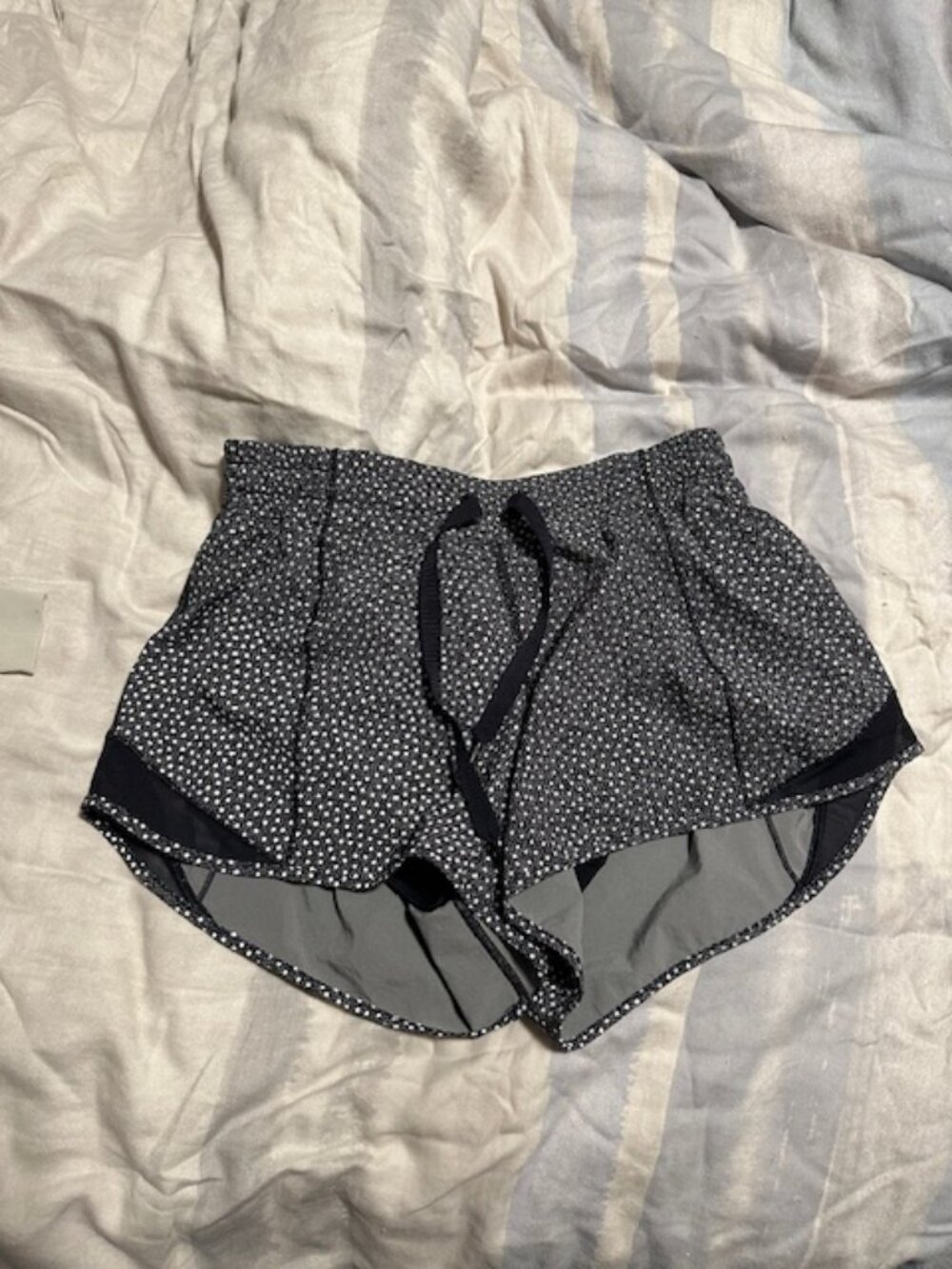 Lululemon reflective hotty hot shorts size 8
